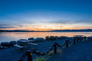 Yellowstone Ulusal Parkı 'ndaki Yellowstone Gölü' nün üzerinde gün doğumu