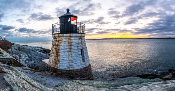 キャッスル ヒル灯台の日没 ロードアイランド州ニューポート — ストック写真