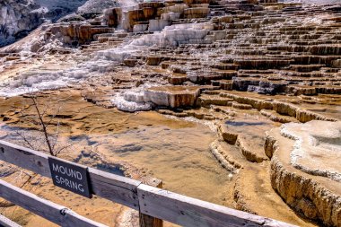 Yellowstone 'daki Mamut Kaplıcaları' nın güzel manzarası