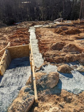 Yeni bir ev için beton temel 