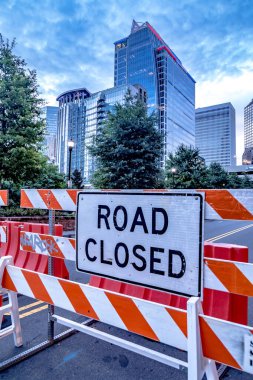 Şehirdeki yol kapalı barikat