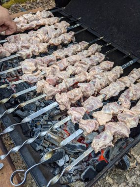 Kömür ızgarasında marinada domuz şiş kebap pişiriliyor.