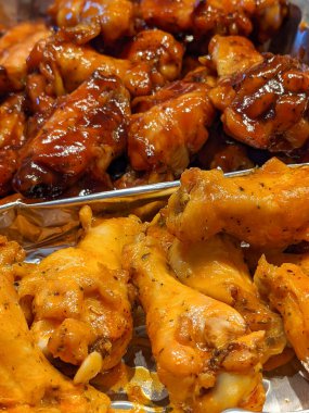 Tavuk kanatları fırında pişiriliyor.