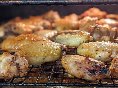 Tavuk kanatları fırında pişiriliyor.