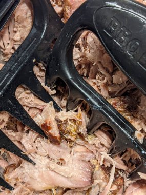 bbq domuz etini yemeye hazır hale getirdi. 