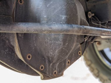 Bir kamyonun arka dingil diferansiyelinin ağır yük yağını değiştirmek