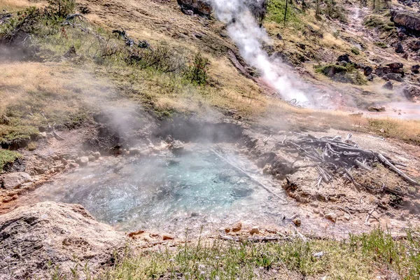 Διάρρηξη Του Παλιού Πιστού Θερμοπίδακα Στο Πάρκο Yellowstone — Φωτογραφία Αρχείου