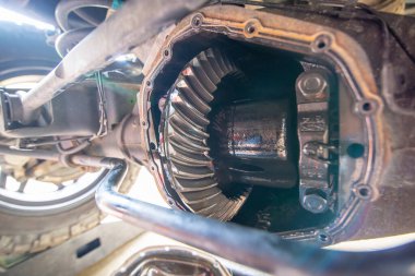 Bir kamyonun arka dingil diferansiyelinin ağır yük yağını değiştirmek