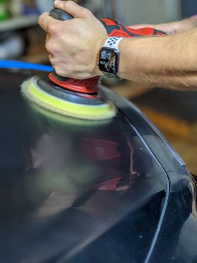 Lüks bir otomobilin detaylandırılması ve cilalanması