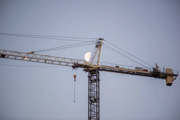 Şehrin Yüksek Binası Sabah Erken Saatlerde Yapım Aşamasında — Stok fotoğraf