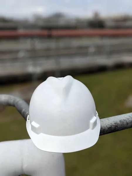 Endüstriyel Fabrikada Sert Bir Şapkanın Yakın Çekimi — Stok fotoğraf