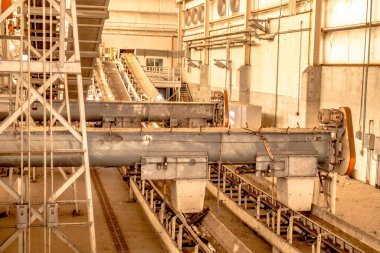 atık ayıklama ve geri dönüşüm tesisi için büyük taşıma bandı.