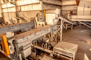 atık ayıklama ve geri dönüşüm tesisi için büyük taşıma bandı.