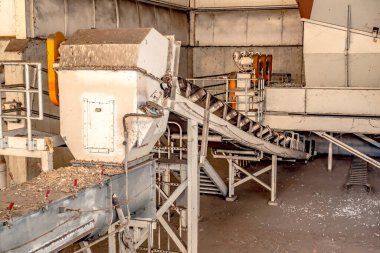 atık ayıklama ve geri dönüşüm tesisi için büyük taşıma bandı.