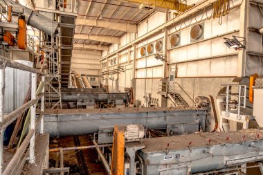 atık ayıklama ve geri dönüşüm tesisi için büyük taşıma bandı.