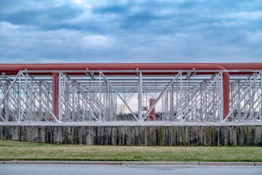 Endüstriyel fabrikada bulunan ekipman, kablolar ve borular