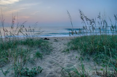 boş kumsalda güzel gündoğumu 