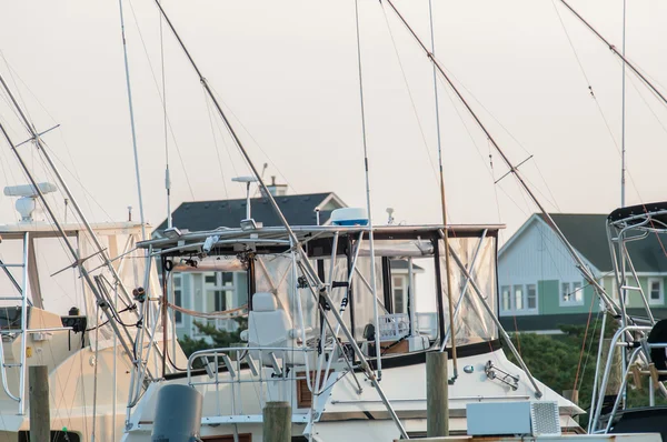 Boote in der Marina bei Sonnenaufgang — Stockfoto