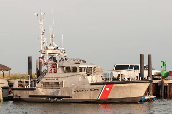 Hatteras, nc, usa - augusti 8, 2014: US coast guard båtar vid c — Stockfoto