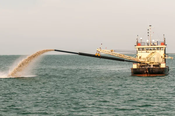 Barge Rohr schiebt Sand an den Strand — Stockfoto