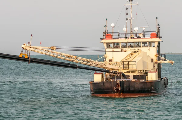 Barge Rohr schiebt Sand an den Strand — Stockfoto