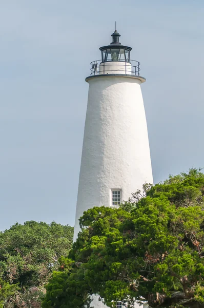 The Ocracoke Lighthouse and Keeper 's Dwelling on Ocracoke Island — стоковое фото