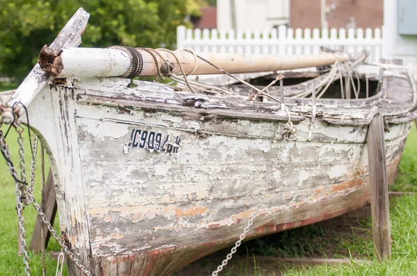 Velho barco no pátio de lixo abandonado — Fotografia de Stock