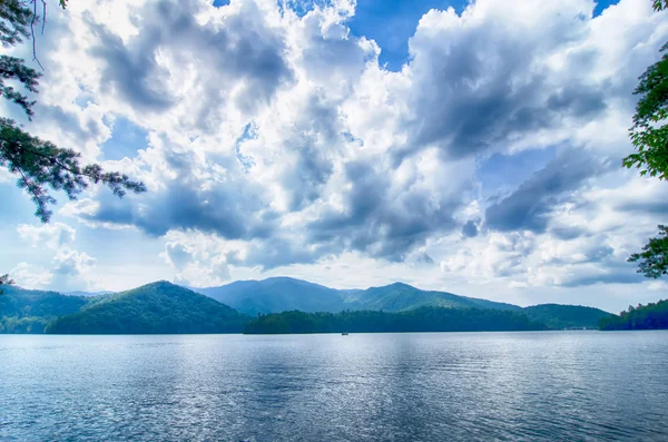 Lake santeetlah in great smoky mountains — стоковое фото