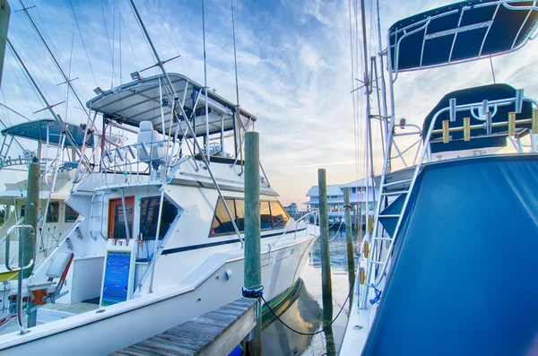 Pohled sportfishing lodí v marina — Stock fotografie