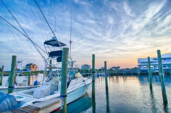 Pohled sportfishing lodí v marina — Stock fotografie