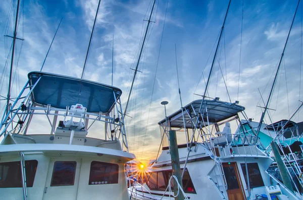 Blick auf Sportfischerboote in der Marina — Stockfoto