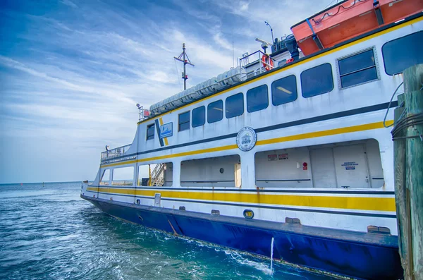 Hatteras, NC, EUA 8 de agosto de 2014: barco de transporte de balsa em ca — Fotografia de Stock