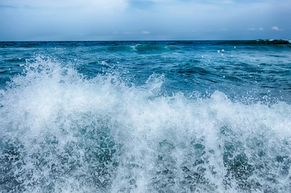 Meereslandschaft mit Wellen und Sandstrand — Stockfoto