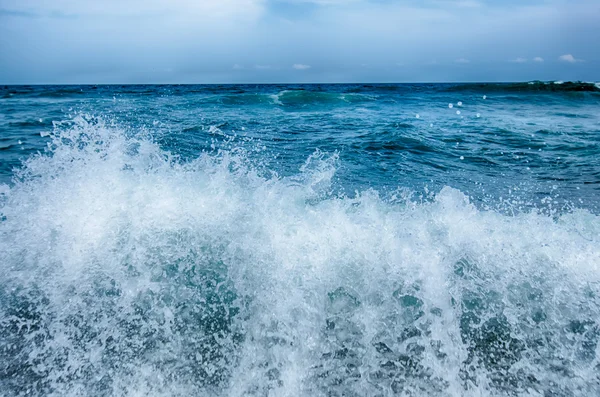 Paysage marin avec vagues et plage de sable — Photo