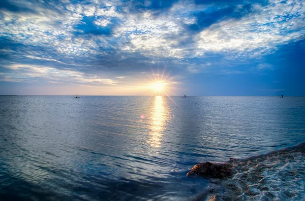 Zonsondergang aan het strand — Stockfoto