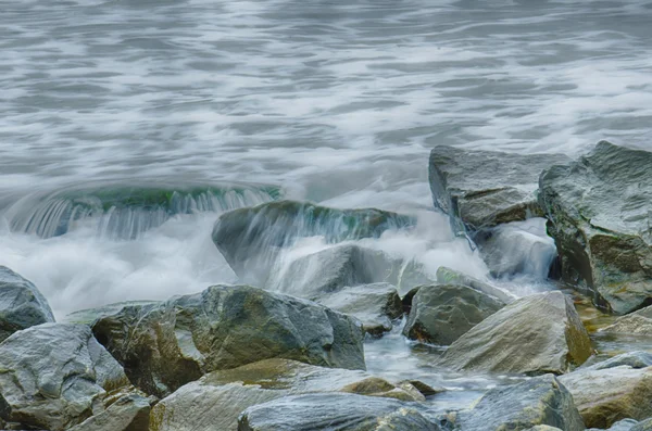 Zeegezicht met golven en zand strand — Stockfoto