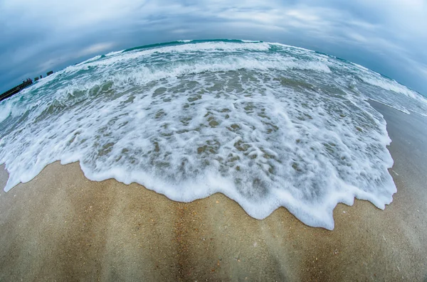 Zeegezicht met golven en zand strand — Stockfoto