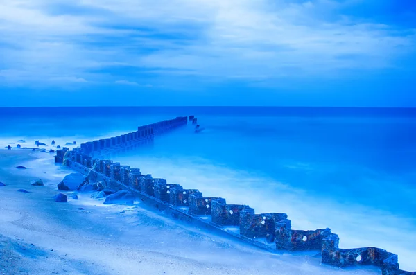 ノースカロライナの obx の古い沿岸防波堤バクストン突堤を引退 — ストック写真