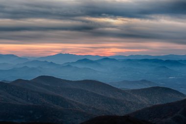 Blue ridge parkway günbatımı manzaralı Dağları Milli Parkı 