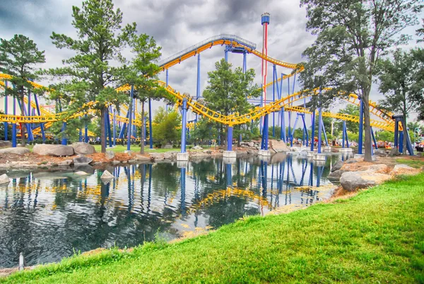 Rollercoaster rides bir eğlence parkı — Stok fotoğraf