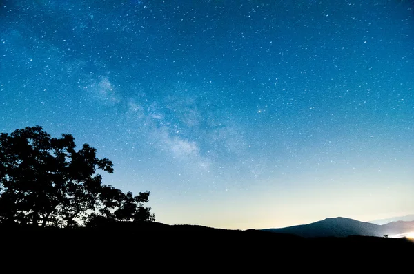 La Vía Láctea por encima de las montañas de la cordillera azul — Foto de Stock