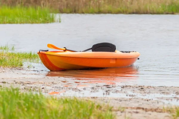 Orange kayak on pamlino sound beach — Stock Photo, Image