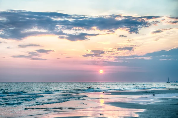 Zonsondergang op het strand van Florida — Stockfoto