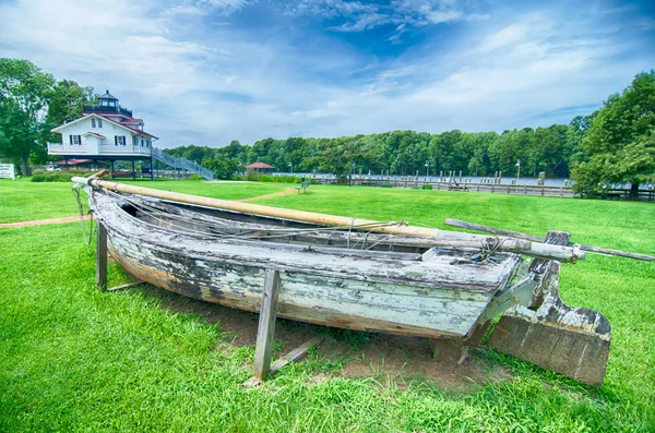 Een oude roeiboot repareren — Stockfoto