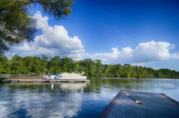 Barcos en el muelle en un lago con cielo azul —  Fotos de Stock