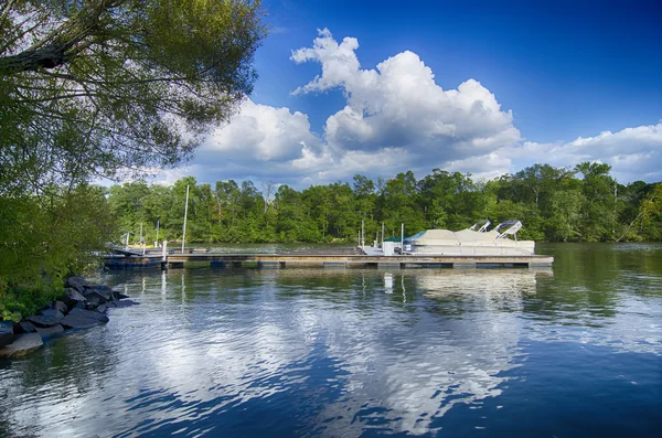 Barcos na doca em um lago com céu azul — Fotografia de Stock