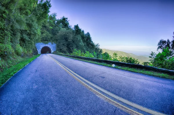 Tunnel durch Berge auf blauem Grat am Morgen — Stockfoto