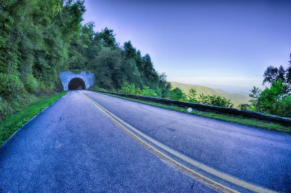 Sabahları blue ridge parkway üzerinde Dağları üzerinden tünel — Stok fotoğraf