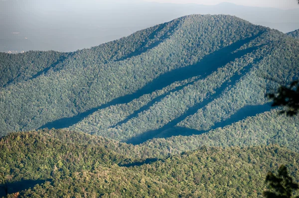 De eenvoudige lagen van de smokies bij zonsondergang - rokerige berg nat. — Stockfoto