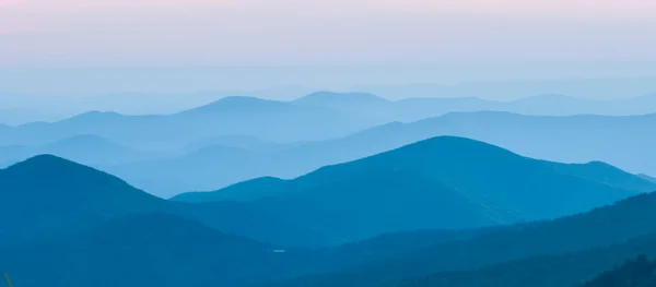 Panorama de silhuetas de cumes de montanha — Fotografia de Stock